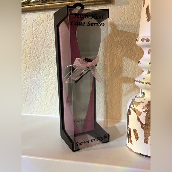 Elegant High Heel Cake Server with Pink Ribbon - Picture 4 of 6